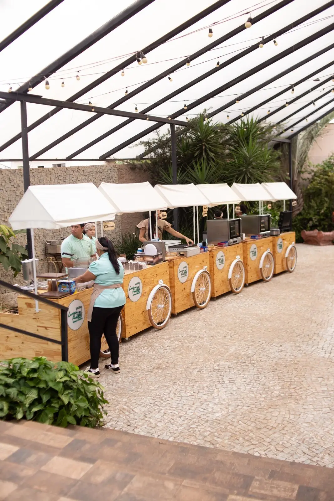 Linha de carrinhos montados em evento