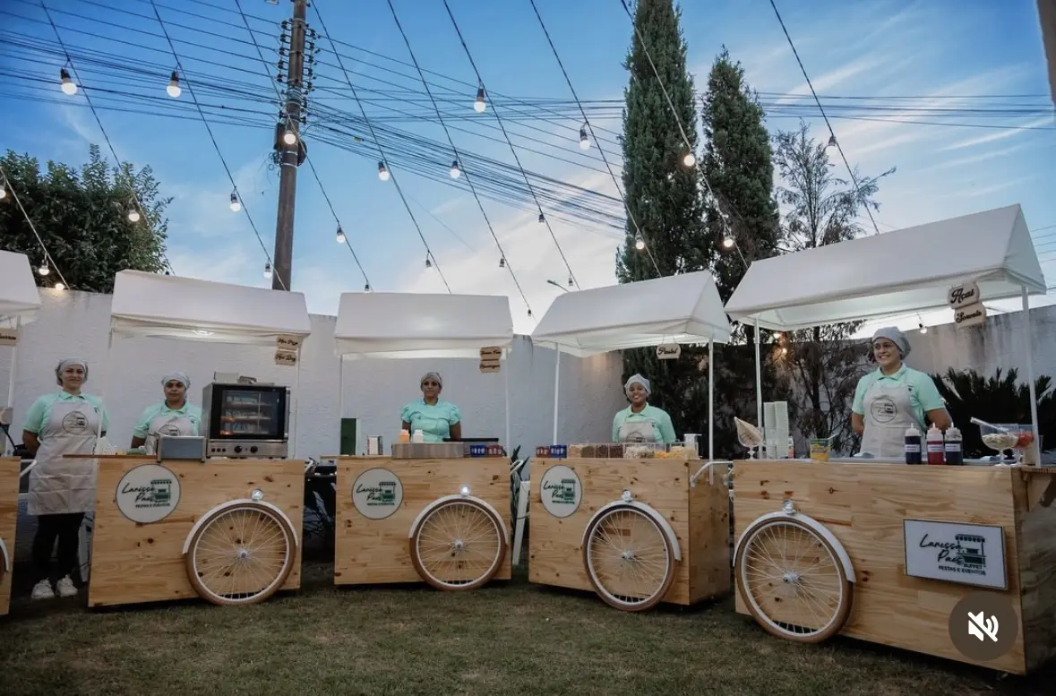 Estrutura de carrinhos gourmet em um evento