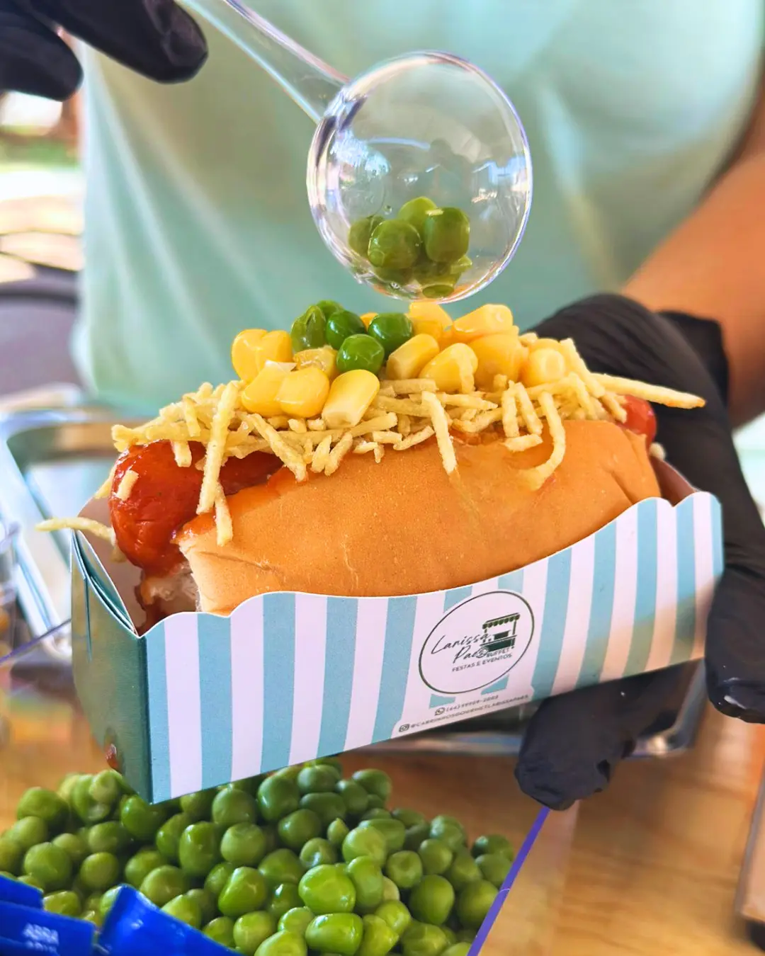 Mini hot dog preparado no carrinho gourmet