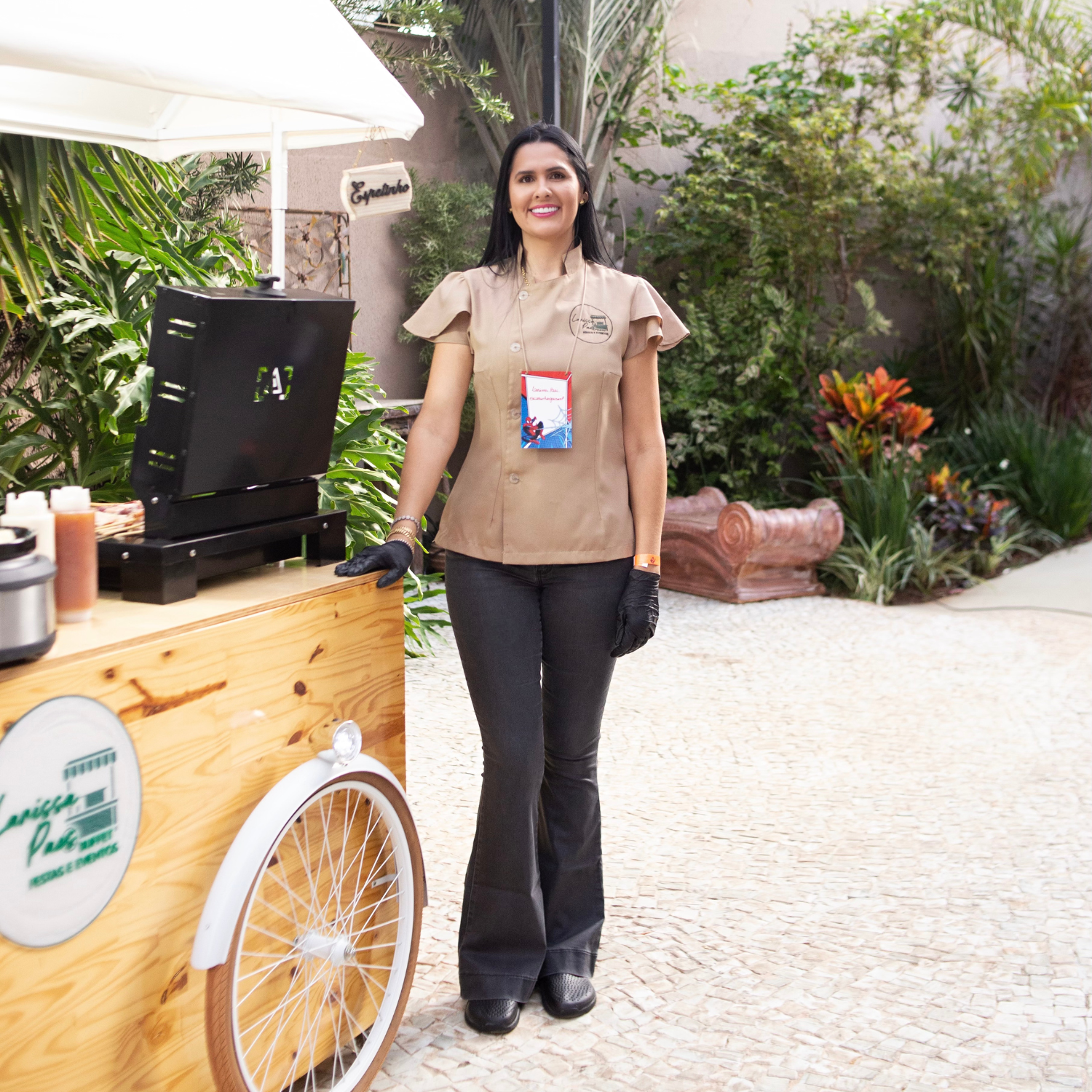 Larissa Paes ao lado de um dos carrinhos gourmet
